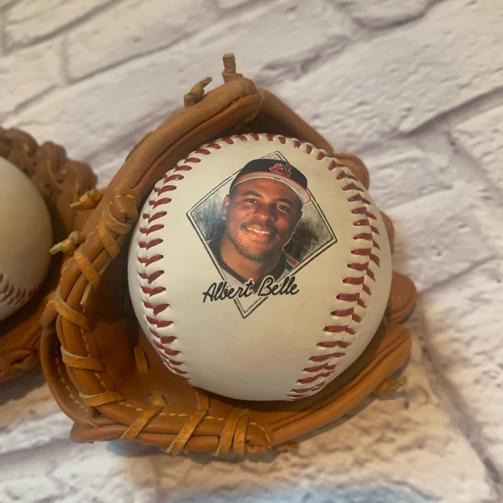 Cleveland Indians 1995 fotoball Albert Belle mini glove and baseball vintage